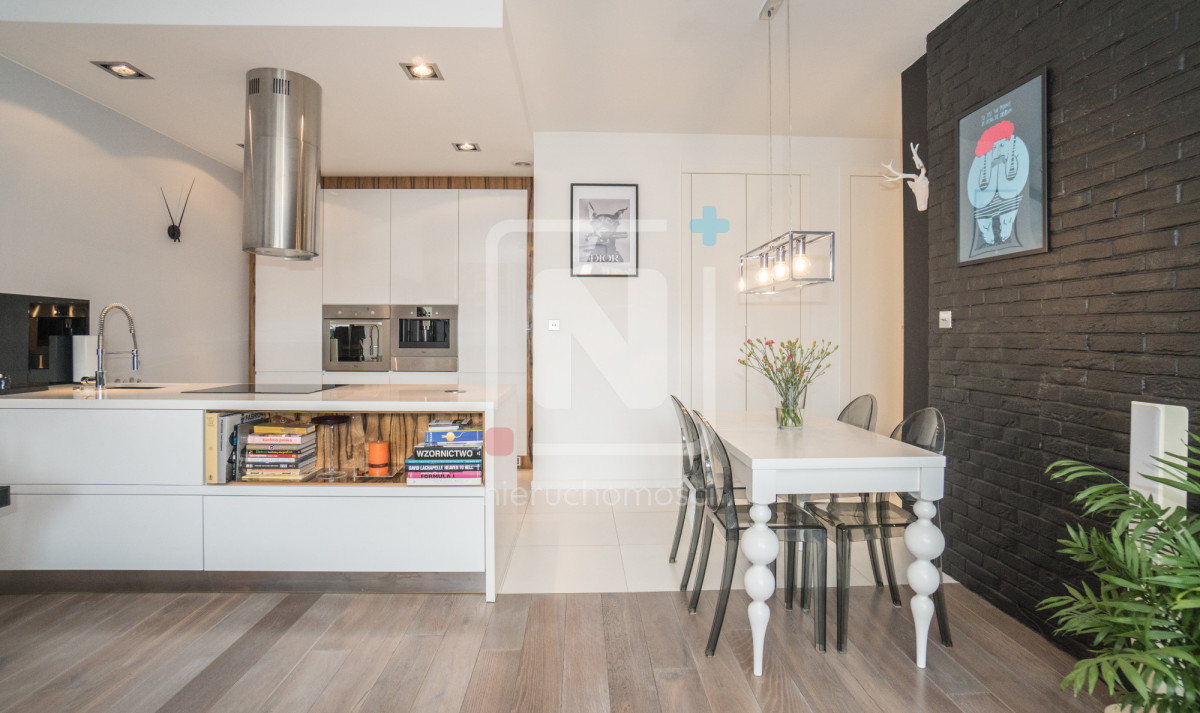 Drewno, kwarcyt, 2 balkony | Nowoczesne mieszkanie