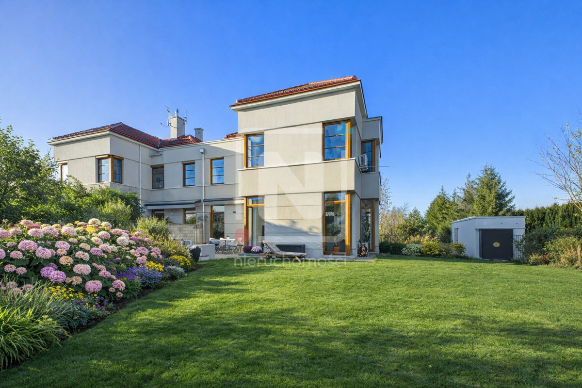 DOM W WYSOKIM STANDARZDZIE Z OGRODEM 700 m2