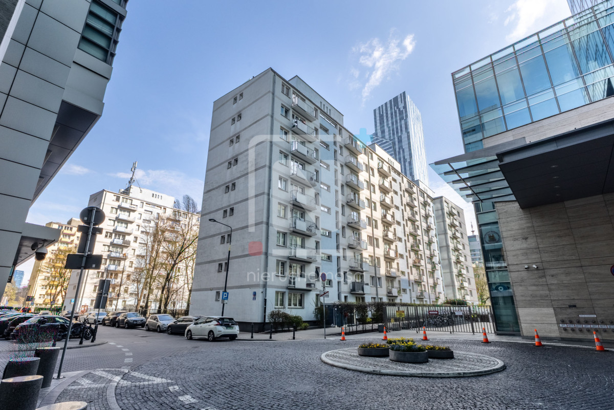 3 pokoje/Widok na drzewa/Do remontu/Metro ONZ