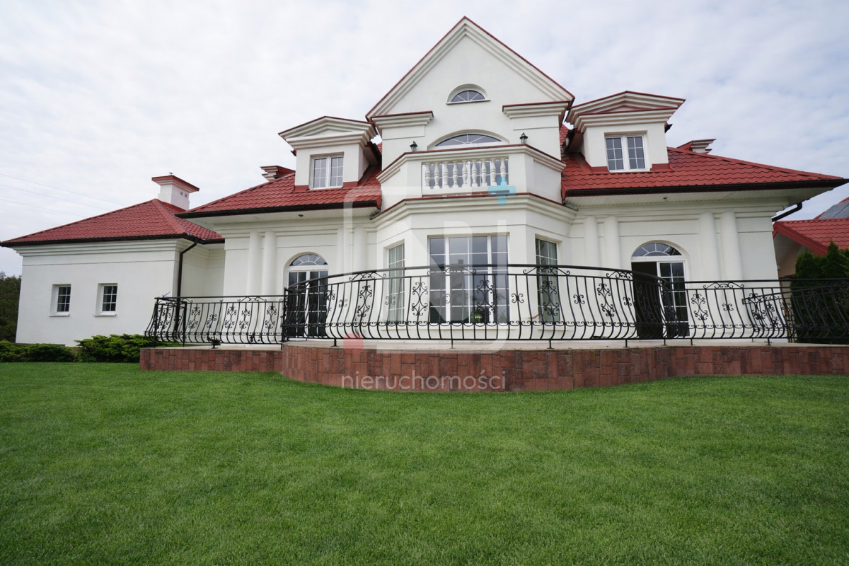 Reprezentacyjna rezydencja w stylu pałacowym | 400
